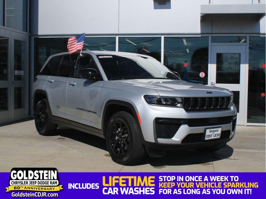 2026 Jeep Grand Cherokee Laredo Altitude in Silver Zynith — front three-quarter view